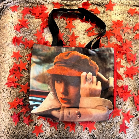 TAYLOR SWIFT RED LIMITED EDITION CAPITAL ONE PROMO BUNDLE- TOTE, MUGS, P… - Picture 3 of 5